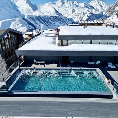Gudauri Loft Hotel Exterior foto The rooftop pool at the 7132 Summit