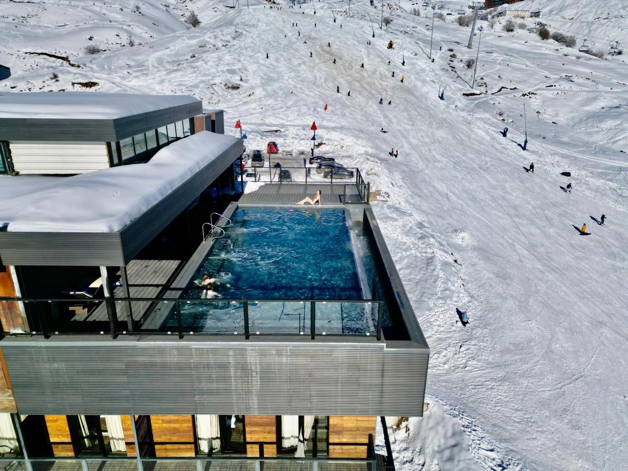 Gudauri Loft Hotel Exterior foto The Sky Pool at the 7132 Summit
