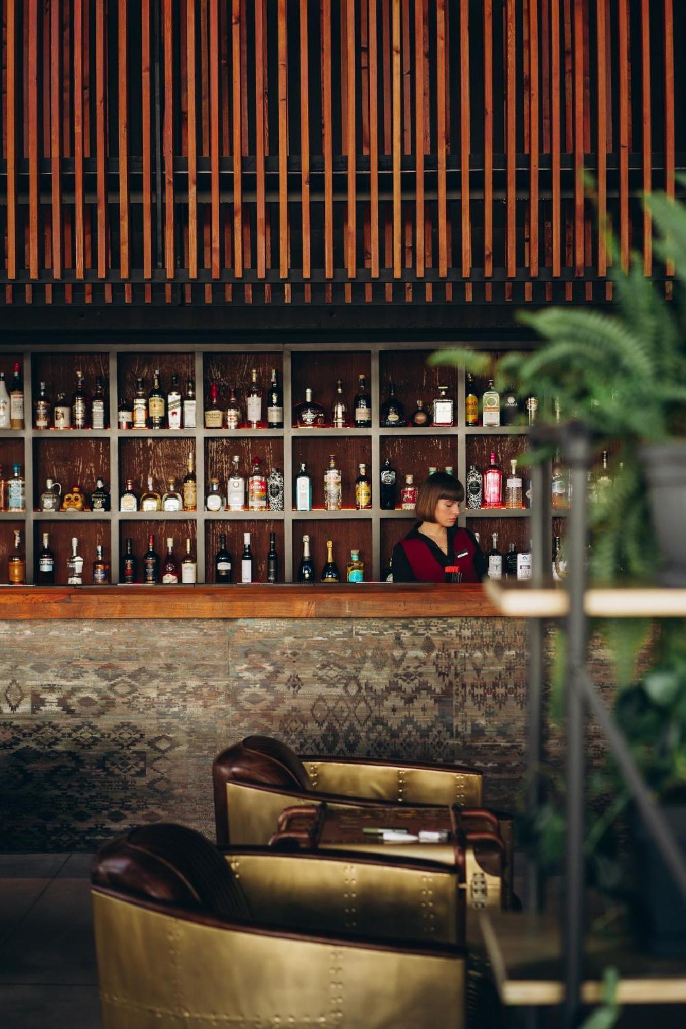 Gudauri Loft Hotel Exterior foto A bartender at work
