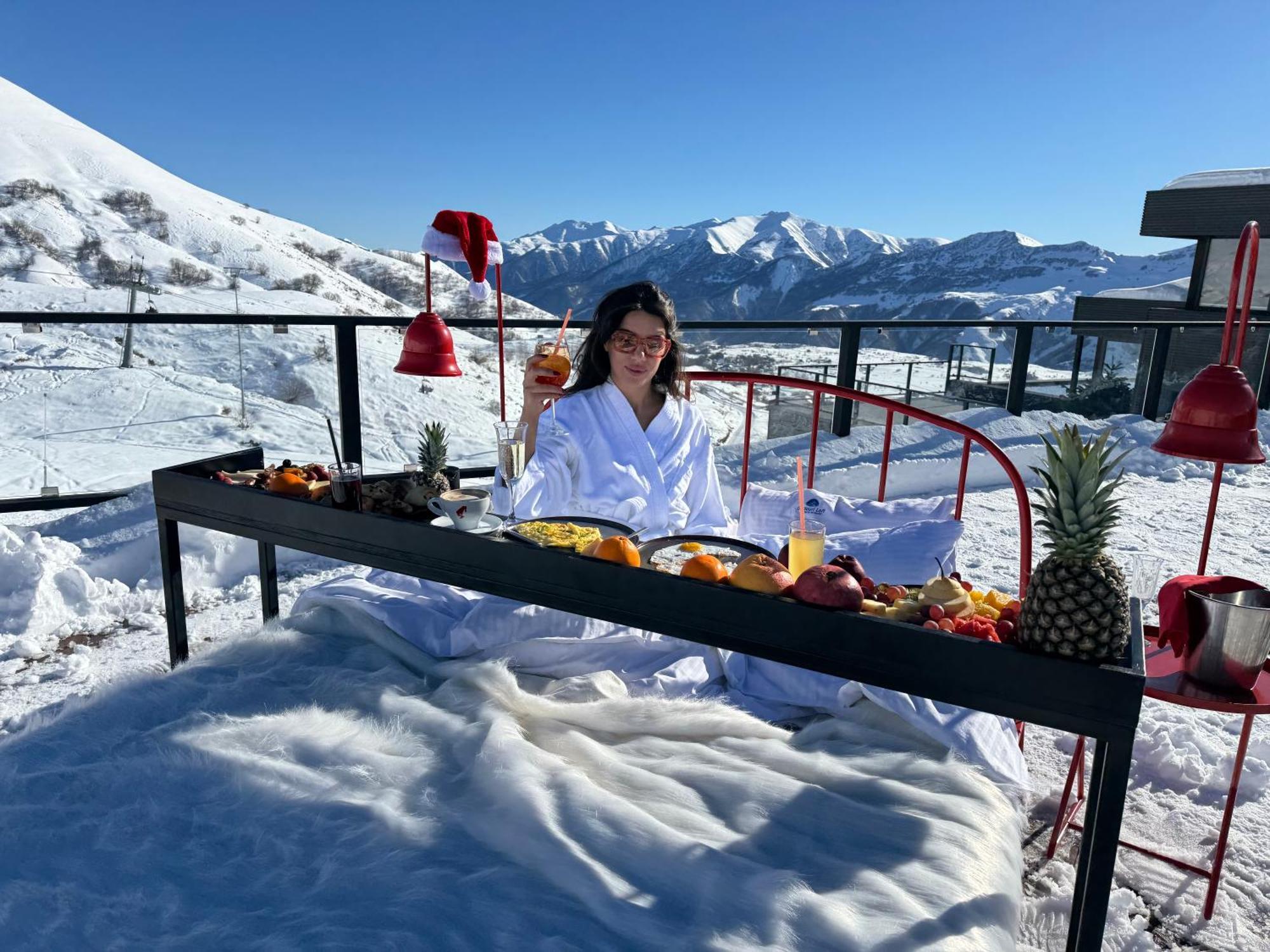 Gudauri Loft Hotel Exterior foto A woman in a bathrobe
