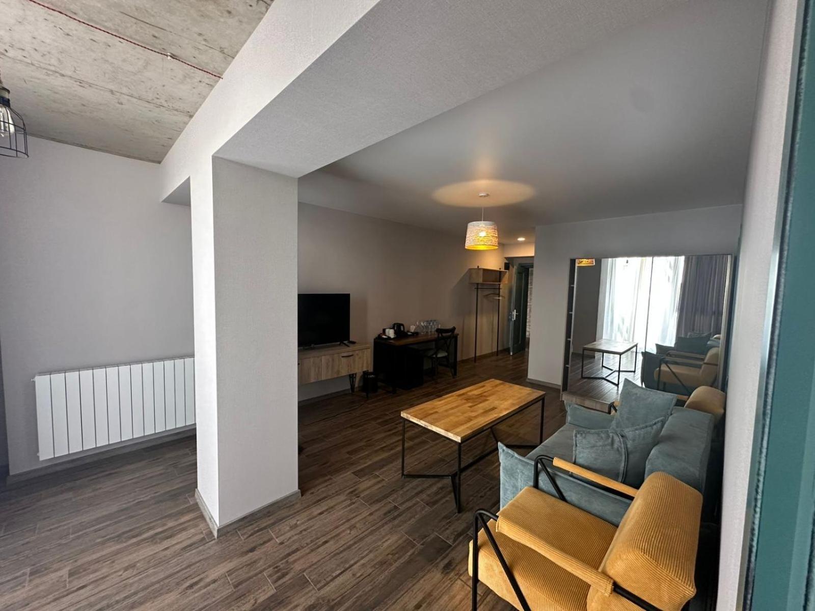 Gudauri Loft Hotel Exterior foto A living room in a modern apartment